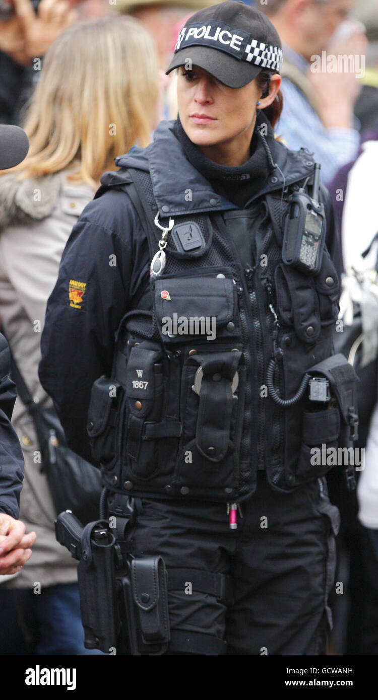 Armed, female police officer on duty in Salisbury, Wiltshire Stock Photo