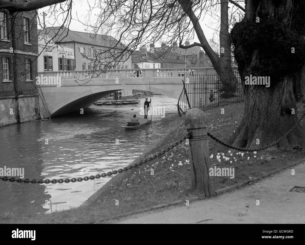 The new Silver Street bridge spanning the River Cam. Designed by the late Sir Edward Lutyens, it is constructed of Portland stone. Stock Photo