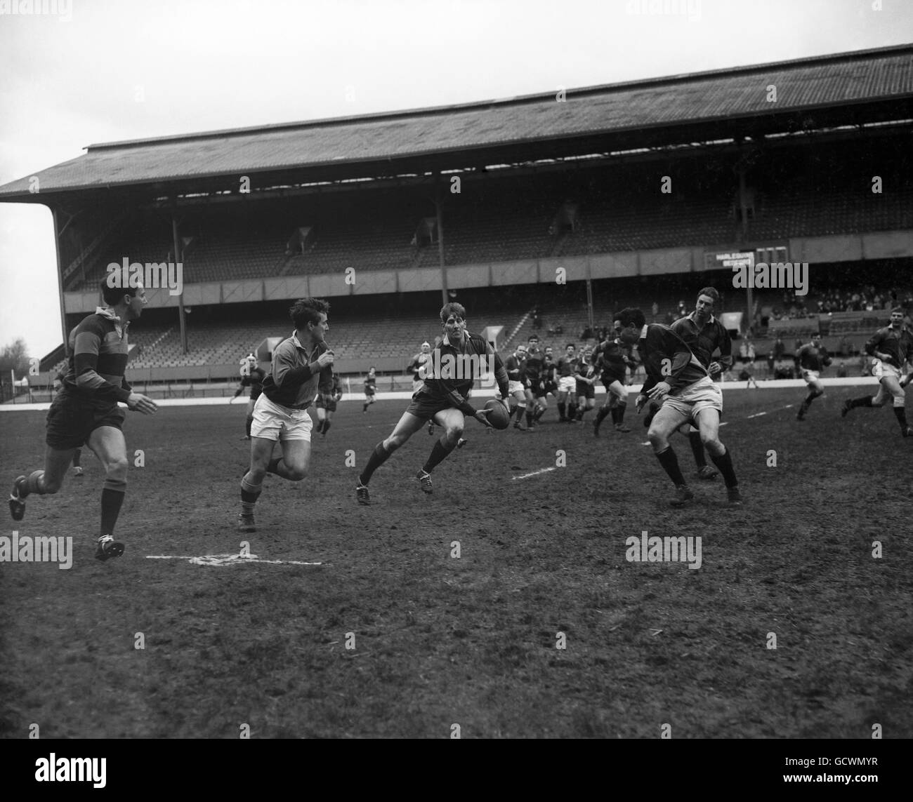 Rugby Union - Harlequins v Bedford - Twickenham. DP Rogers of Bedford about to pass the ball Stock Photo