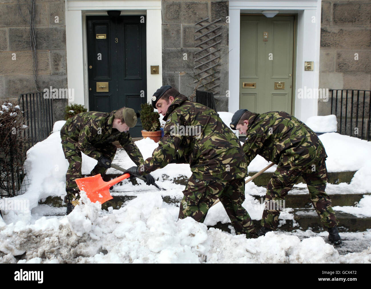 Army personnel from 1 SCOTS clear snow from roads around the Royal ...