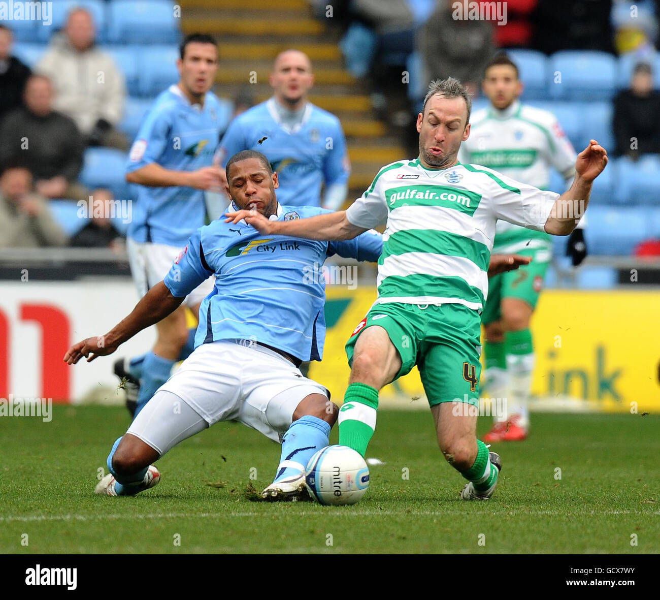 Coventry City's Clive Platt and Queens Park Rangers' Shaun Derry (right) battle for the ball during the npower Championship match at the Ricoh Arena, Coventry. Stock Photo