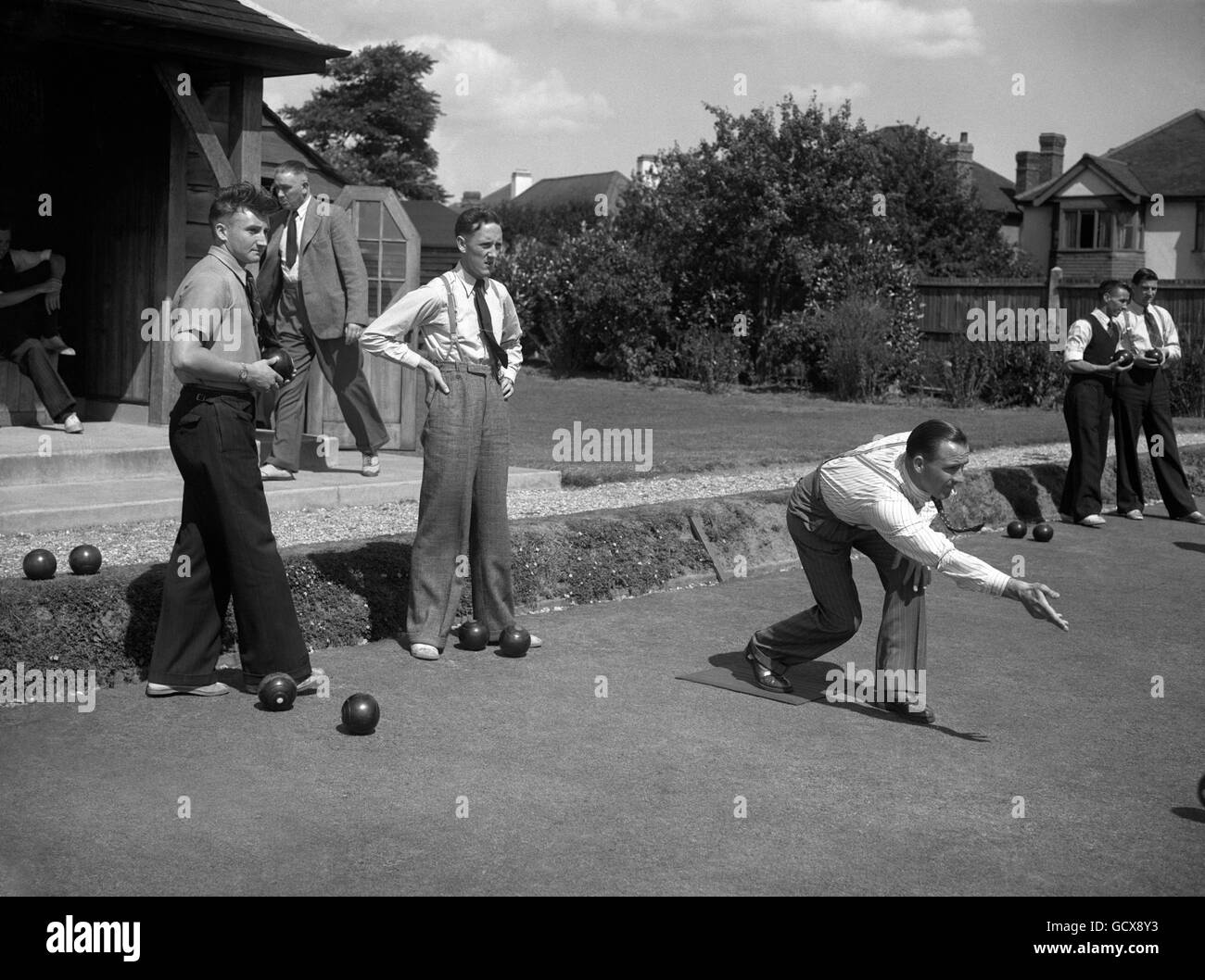Soccer - League Division One - Chelsea Feature. Chelsea stars take their hand to bowls at Thames Ditton, Greater London Stock Photo