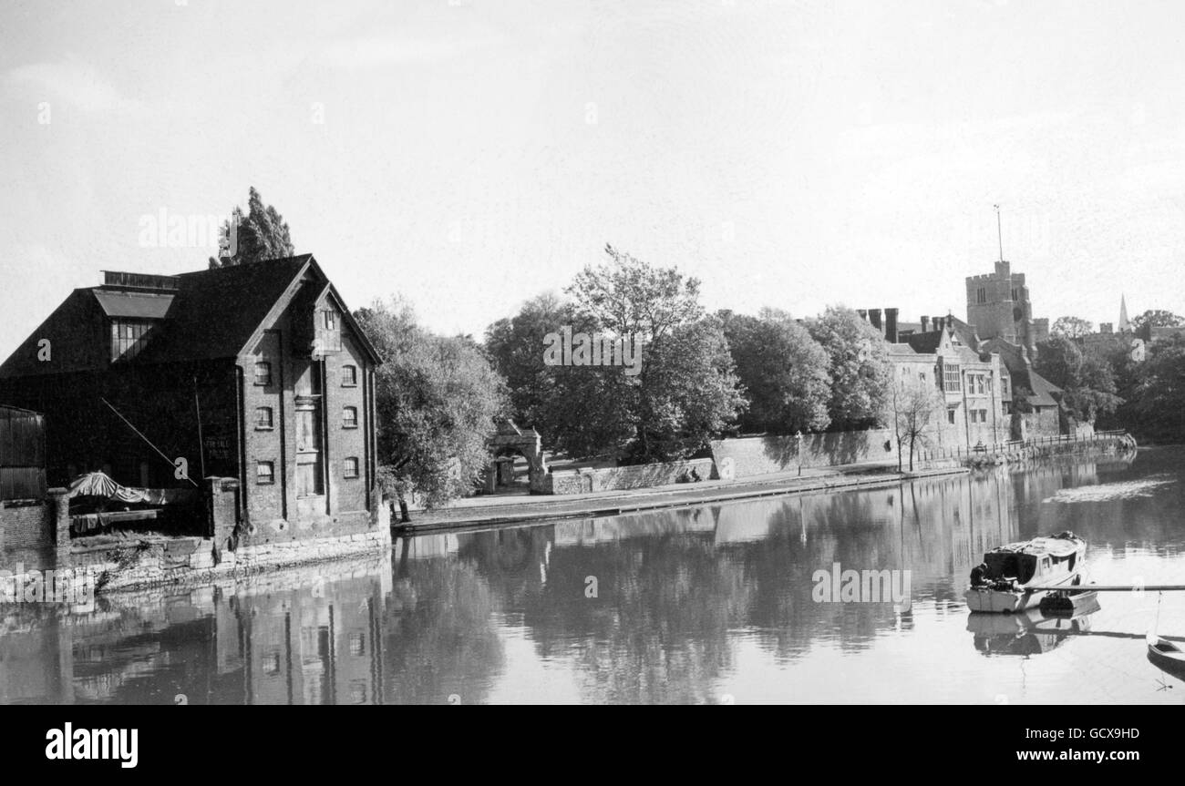 The charm of Maidstone's Undercliffe is reflected in the quiet waters of the River Medway. In the distance the ancient Archbishop's Palace lies in the shadow of All Saint's Church, a fine example of perpendicular architecture. Stock Photo