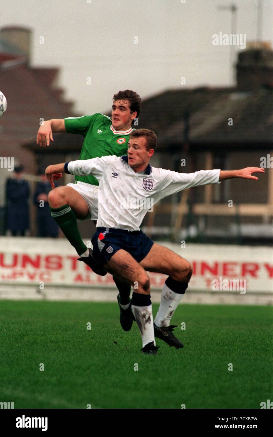 PAUL McCARTHY (EIRE) AND ALAN SHEARER (ENGLAND) YOUTH MATCH Stock Photo