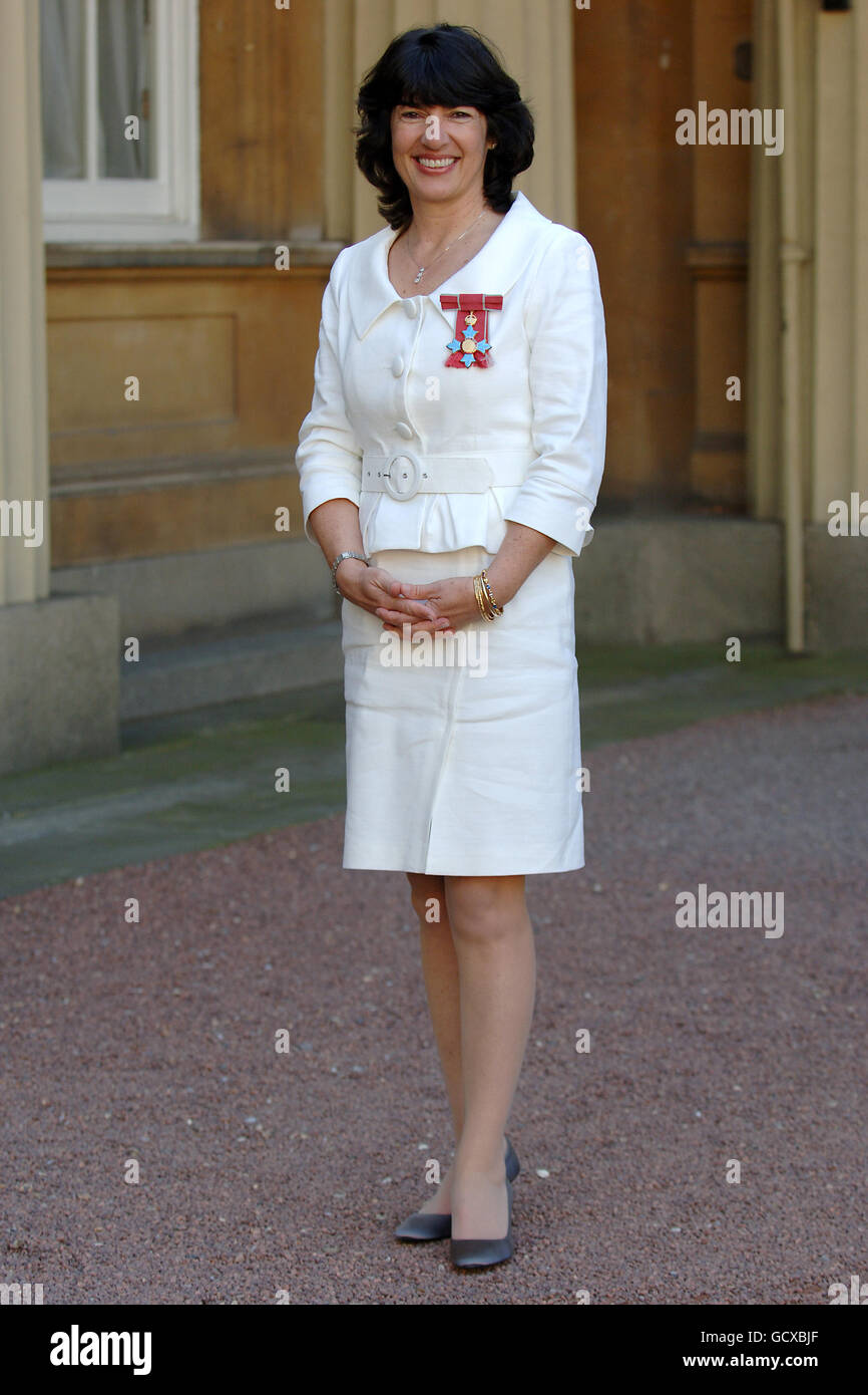 Chief International Correspondent for CNN, Christiane Amanpour at Buckingham Palace after collecting her CBE from Queen Elizabeth II during an investiture ceremony today. Stock Photo