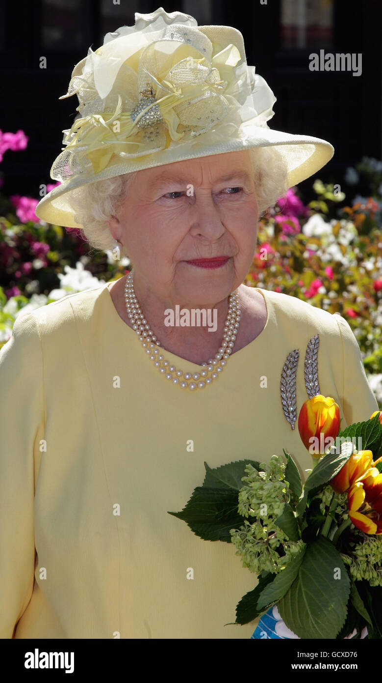 Queen elizabeth ii attends reception ambassadors residence in muscat hi