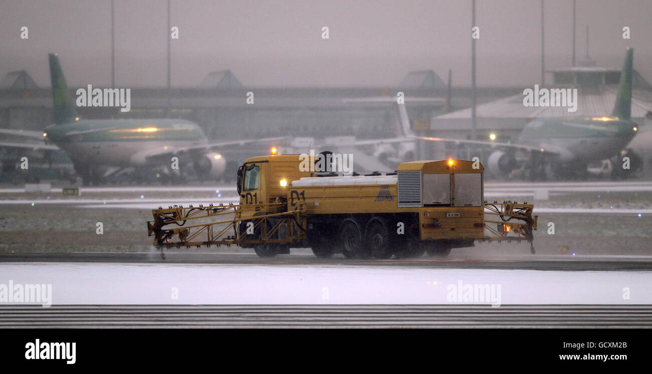 A truck sprays de icer on the runway of dublin airport hires stock