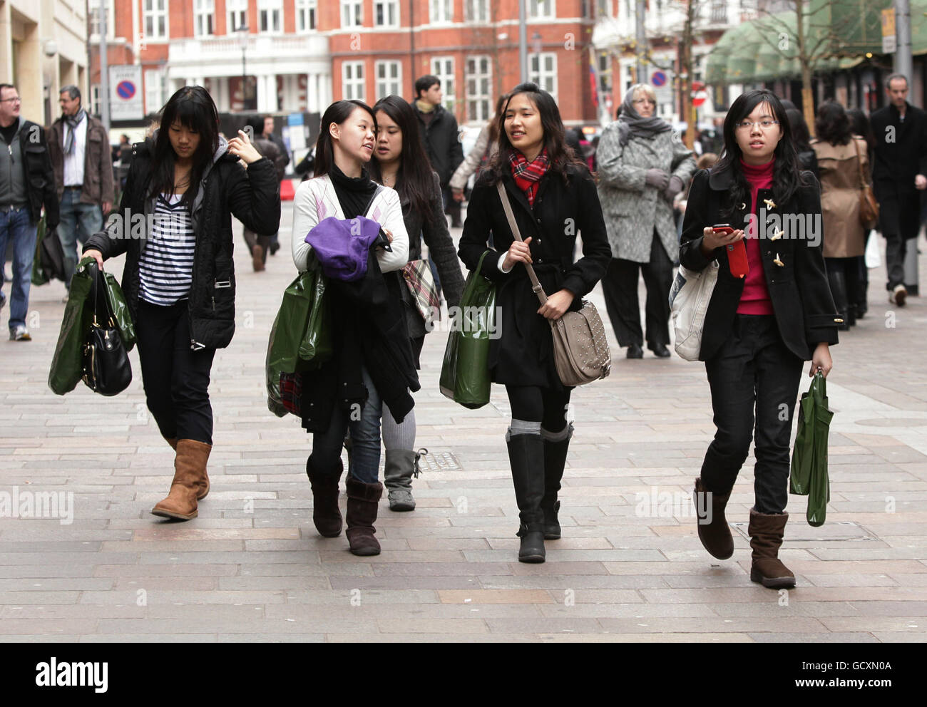 Walking outside harrods hi-res stock photography and images - Alamy