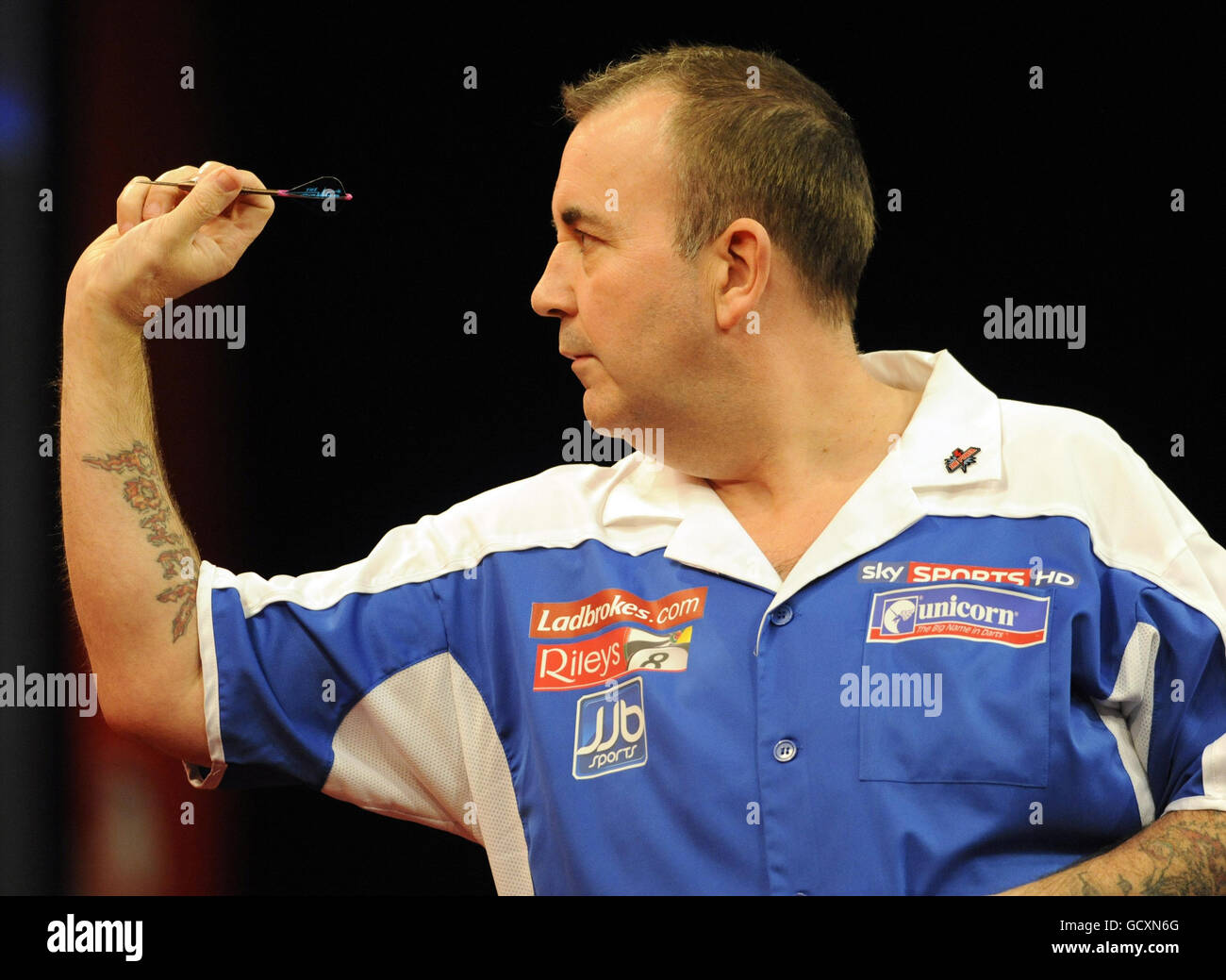 Darts world half length mid throwing mangrr hi-res photography and images - Alamy