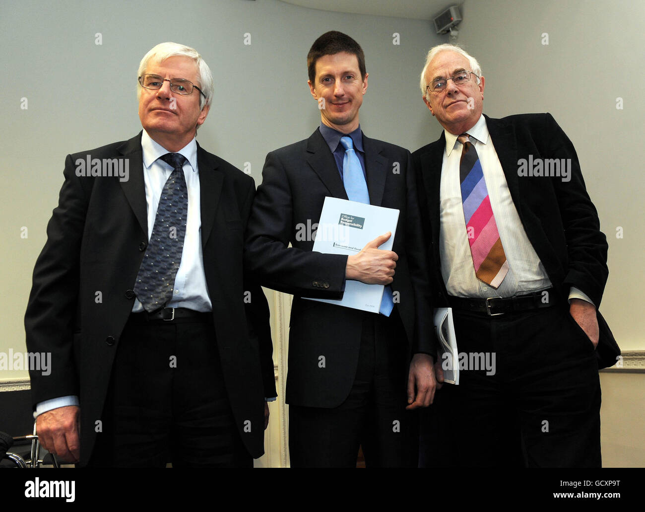 The Office for Budget Responsibility's Robert Chote (centre) with ...