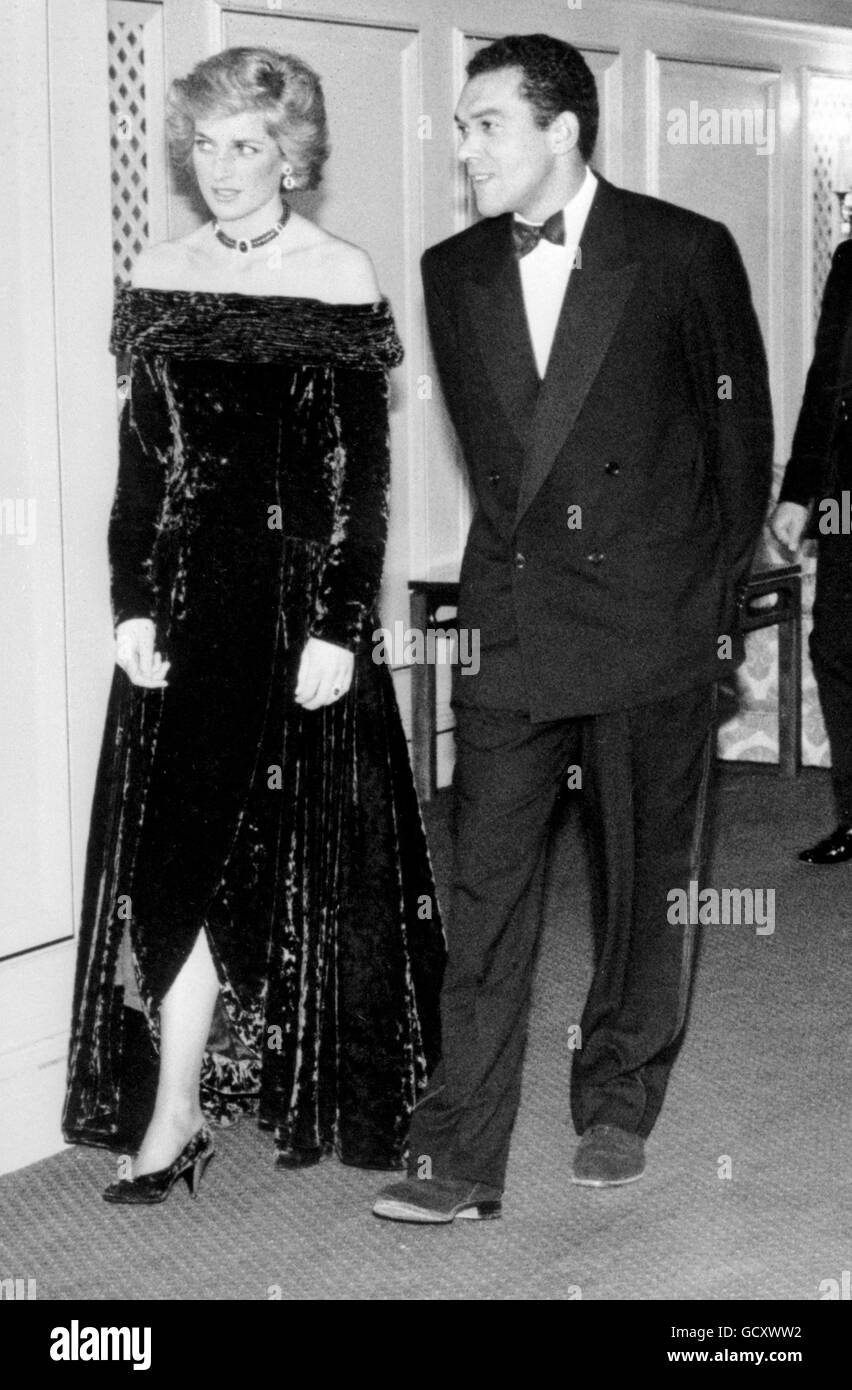 The Princess of Wales is accompanied by one of her favourite fashion designers, Bruce Oldfield, at a Barnado's Gala, at the Grosvenor House Hotel. The princess wears an Oldfield off-the-shoulder crushed purple velvet gown. Stock Photo