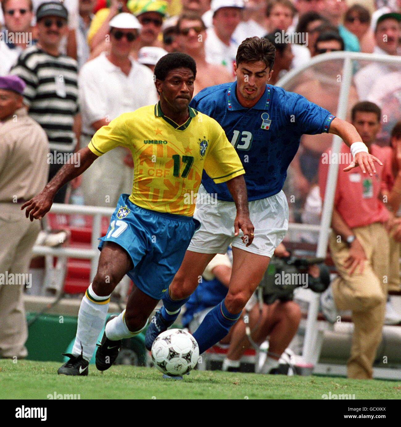 Soccer - 1994 FIFA World Cup - Final - Brazil v Italy - Rose Bowl, Pasadena. l-r: Dino Baggio, Italy. Mazinho, Brazil