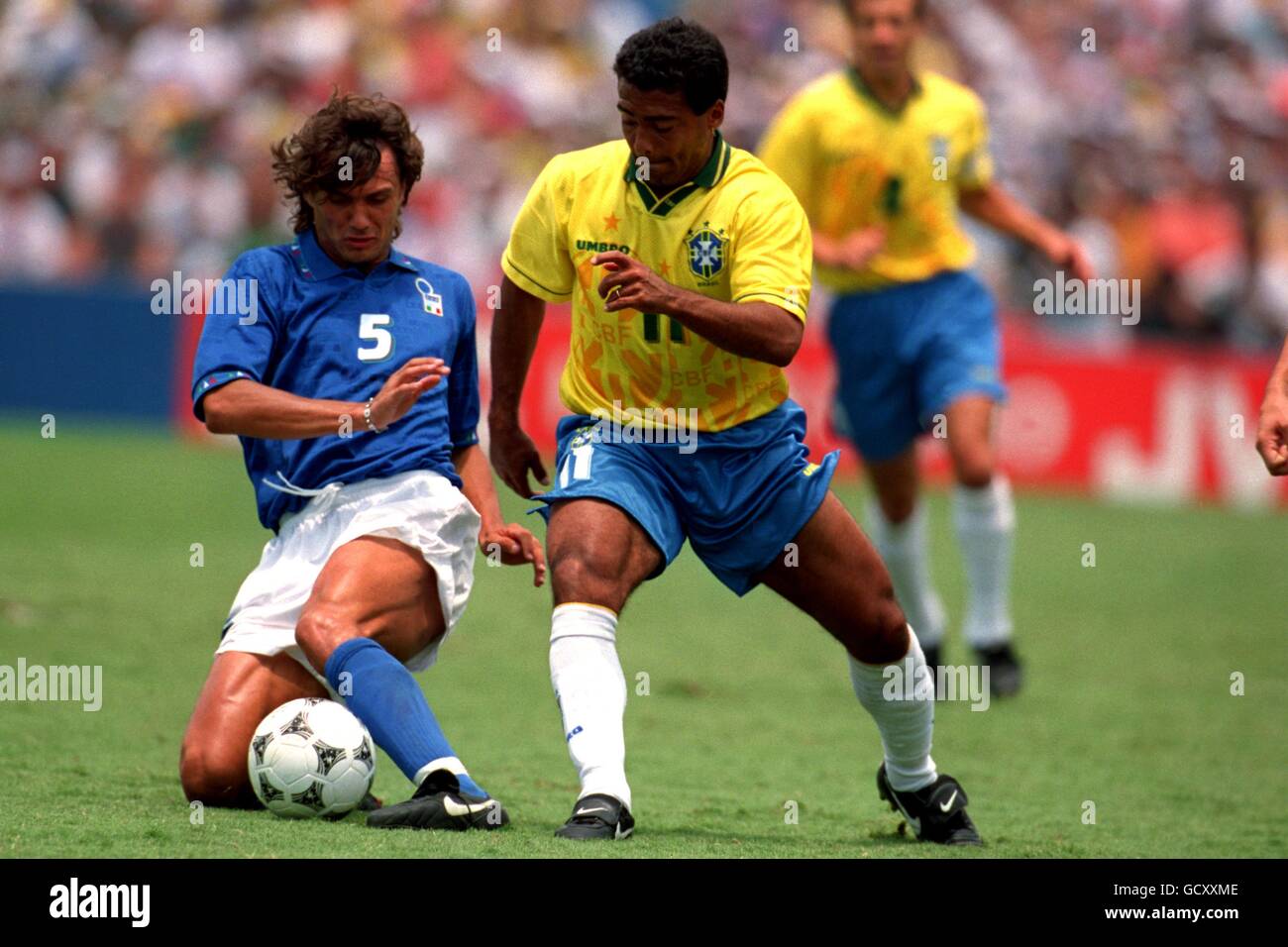 Soccer - 1994 FIFA World Cup - Final - Brazil v Italy - Rose Bowl, Pasadena. l-r: Paolo Maldini, Italy. Romario, Brazil Stock Photo