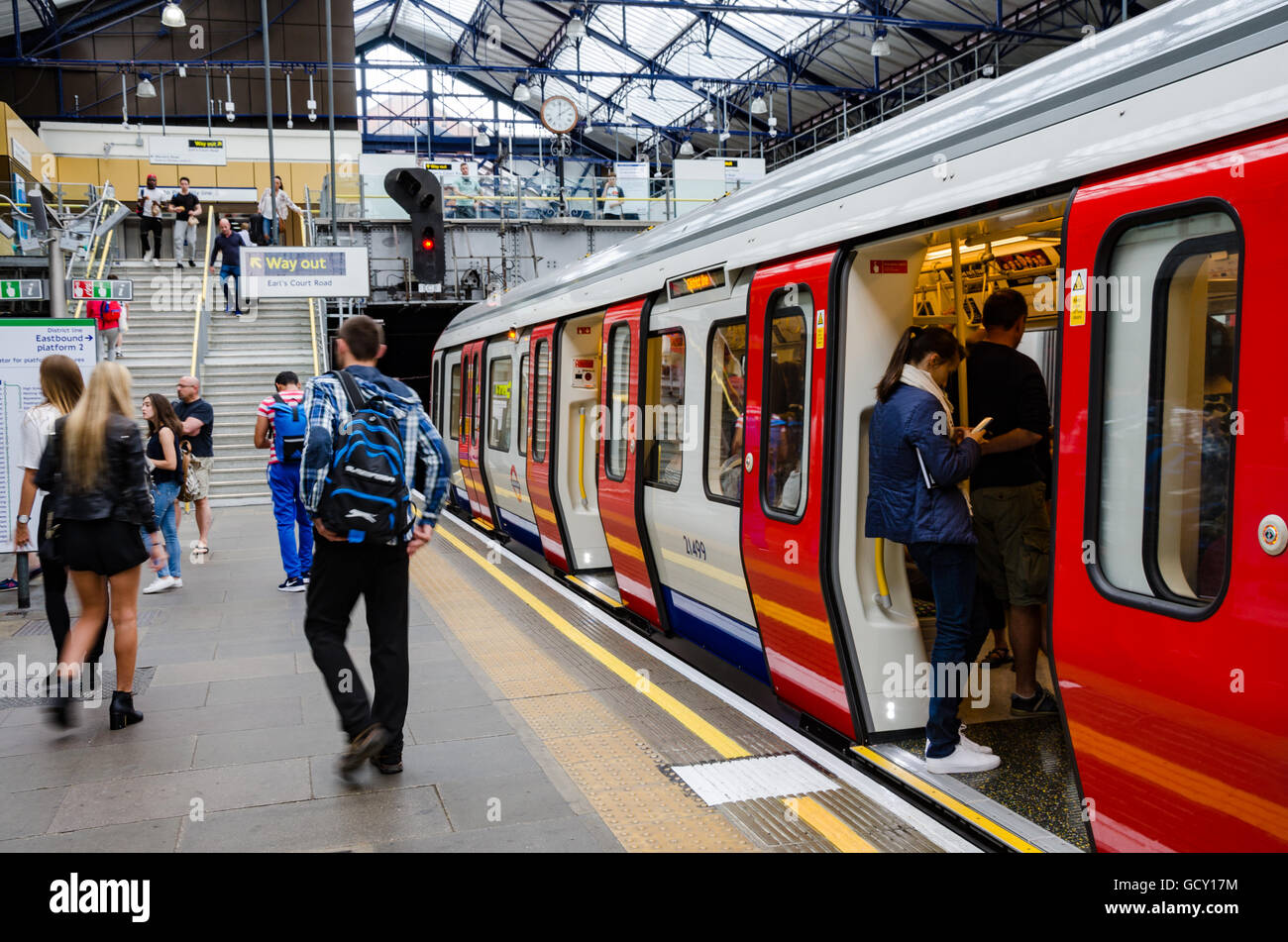 A train sits in Earl's Court London Underground Station waiting to depart. Stock Photo