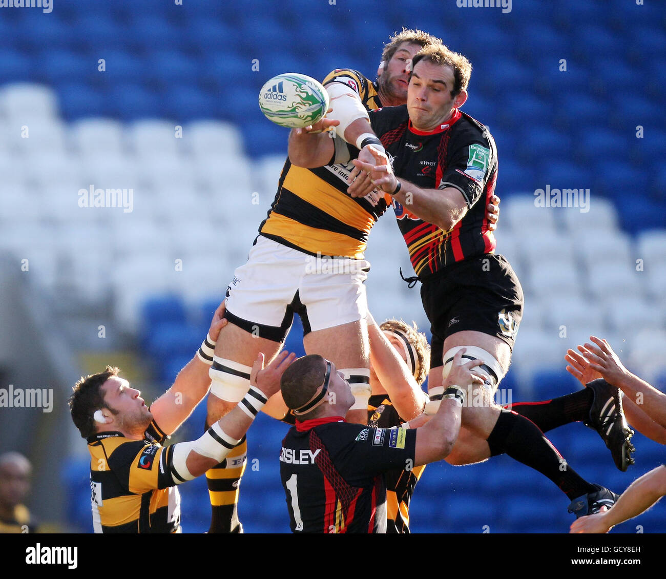 Rugby Union - Heineken Cup - Pool Six - Newport Gwent Dragons v London Wasps - Cardiff City Stadium. Dragons Robert Sidoli wins a lineout from Wasps Simon Shaw during the Heineken Cup match at the Cardiff City Stadium, Cardiff. Stock Photo