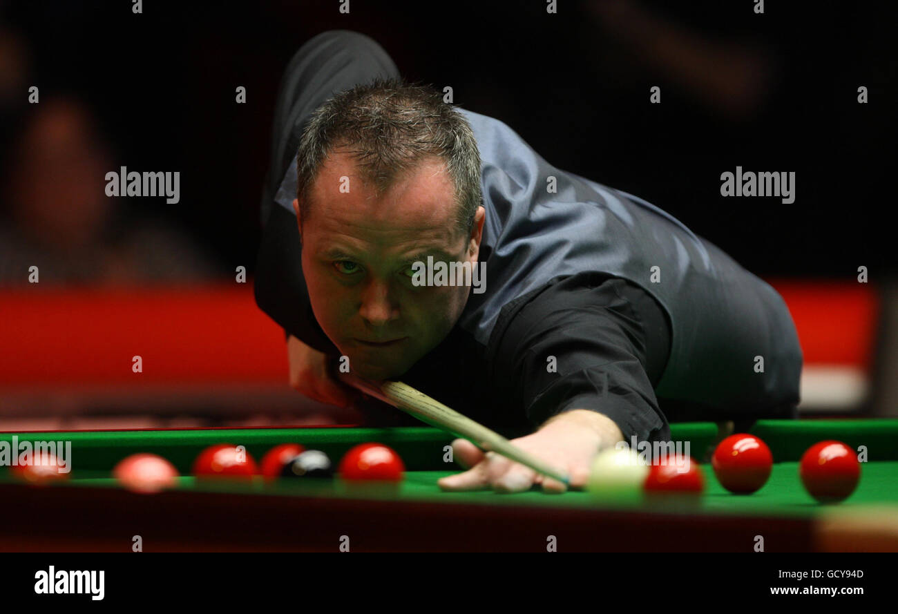 Scotland's John Higgins at the table during his win the final 10-9 over Wales' Mark Williams during the 12Bet.Com UK Championships at the Telford International Centre, Telford. Stock Photo