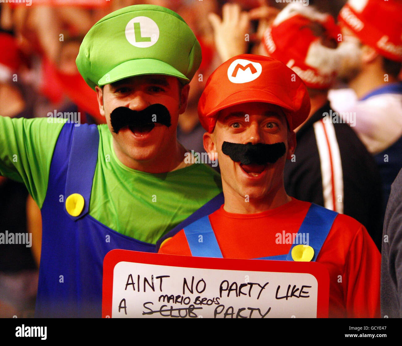 Page 3 - Darts Fans In Fancy Dress High Resolution Stock Photography and  Images - Alamy
