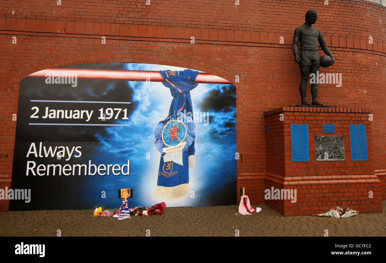 John Greig's statue looking out onto Edmiston Drive in tribute to the 66 Rangers supporters who died on the exit steps between the Copland and North Enclosure on 2nd January 1971, at Ibrox Stadium, Glasgow. Stock Photo