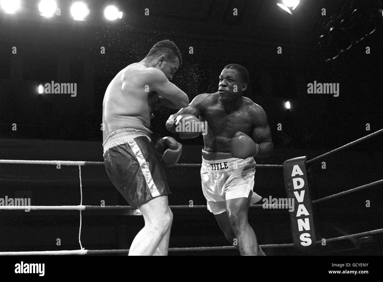 Boxing - Heavyweight - Gary Mason v Manoel De Almeida - York Hall, Bethnal Green, London Stock Photo