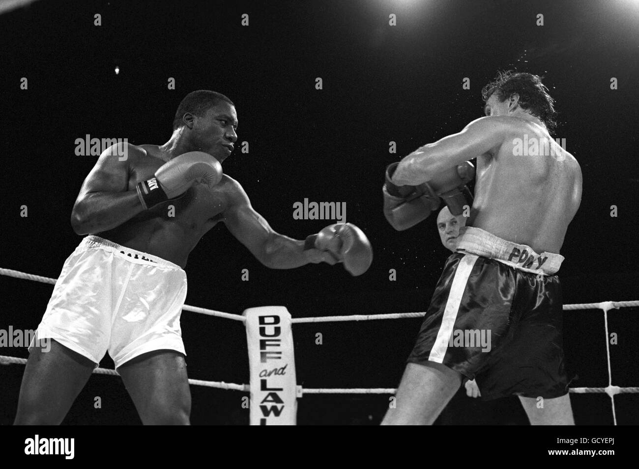 Boxing - Heavyweight - Gary Mason v David Jaco - Blazers Night Club, Windsor Stock Photo