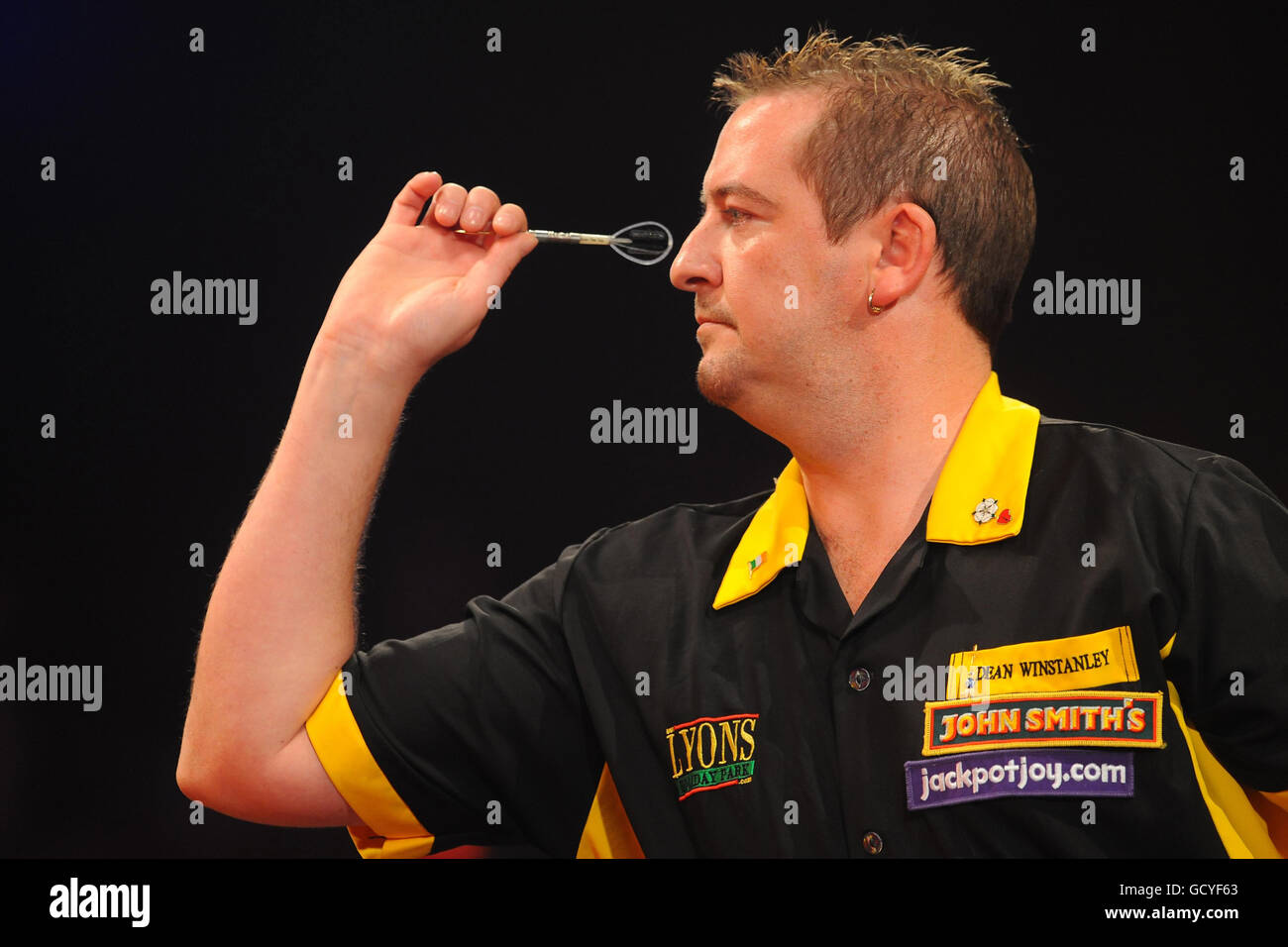 England's Dean Winstanley in action against England's Stephen Bunting during the BDO World Professional Darts Championship at the Lakeside Complex, Surrey. Stock Photo