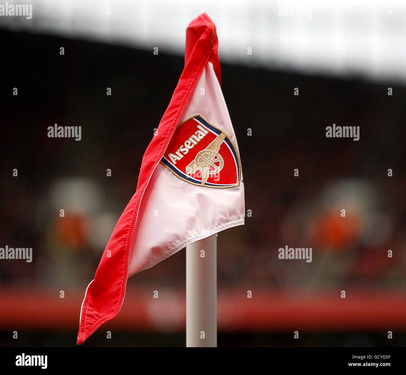 Soccer - FA Cup - Third Round - Arsenal v Leeds United - Emirates Stadium. A general view of an Arsenal crest on a corner flag. Stock Photo