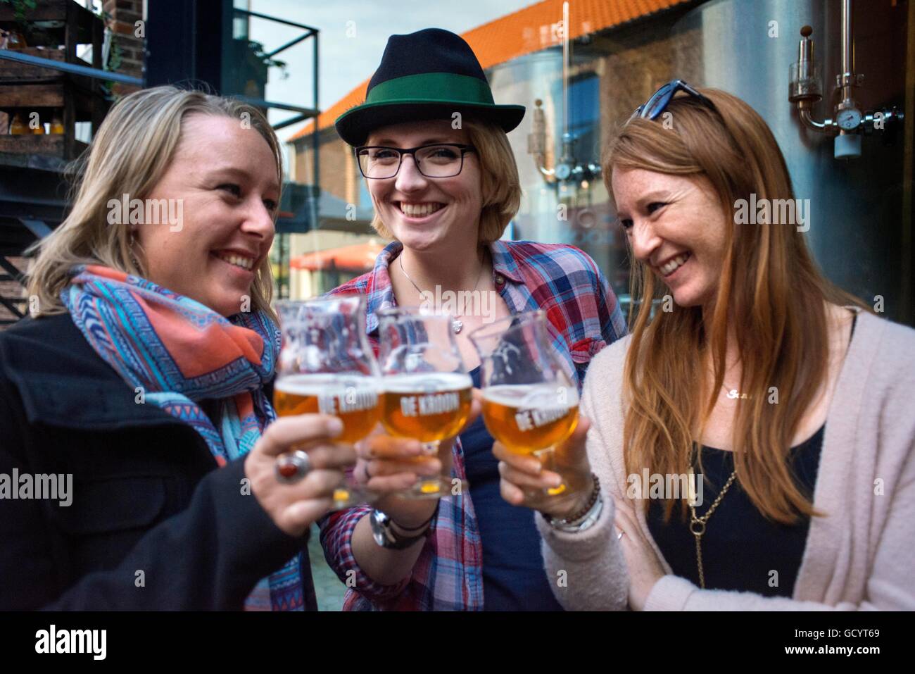 Three girls drink beer in Kroon beer Company in Neerijse, Belgium Stock Photo