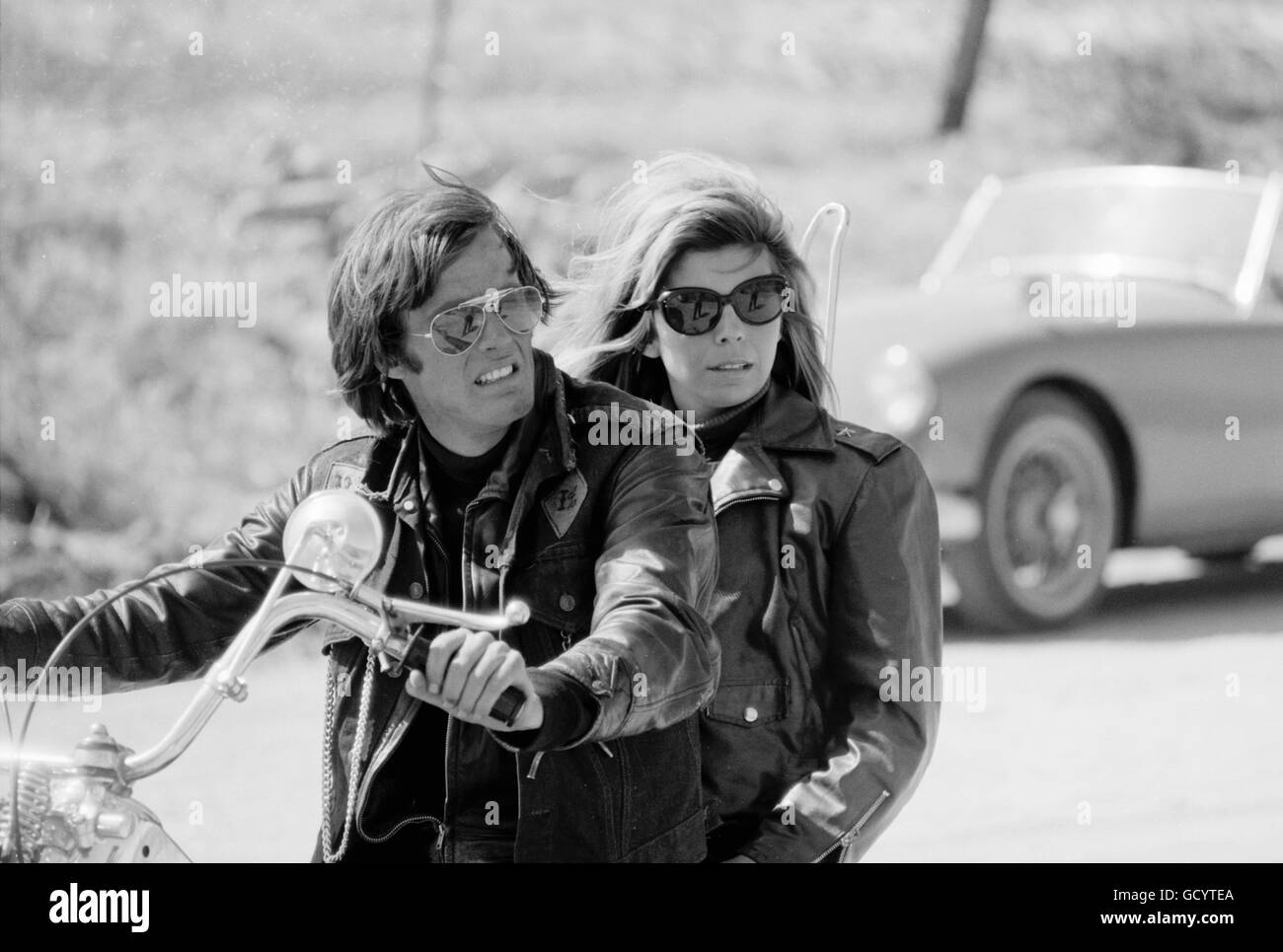 Peter Fonda and Nancy Sinatra on the set of “The Wild Angels” Stock Photo