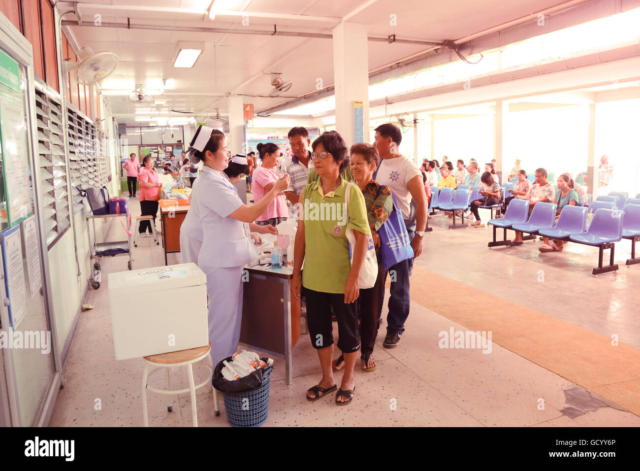 Doctor giving an injection to a patient Stock Photo - Alamy