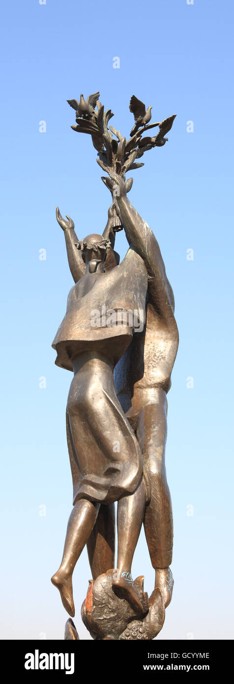 statue of men and women Stock Photo - Alamy