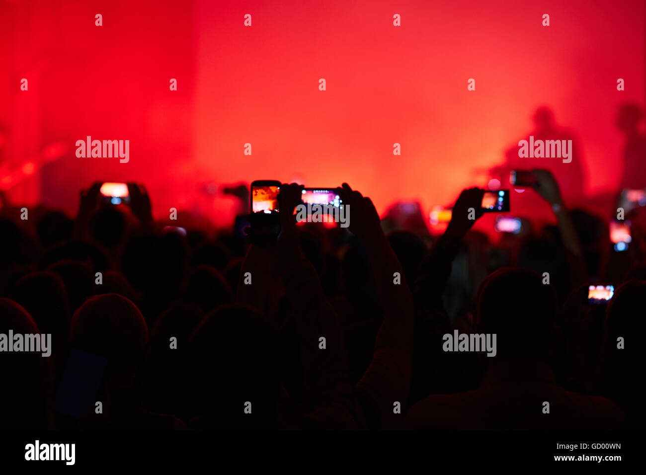 Concert crowd night hi-res stock photography and images - Alamy
