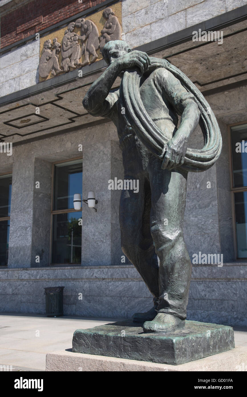 Oslo City Hall, statues of workers on the steps of Oslo Radhus (City ...