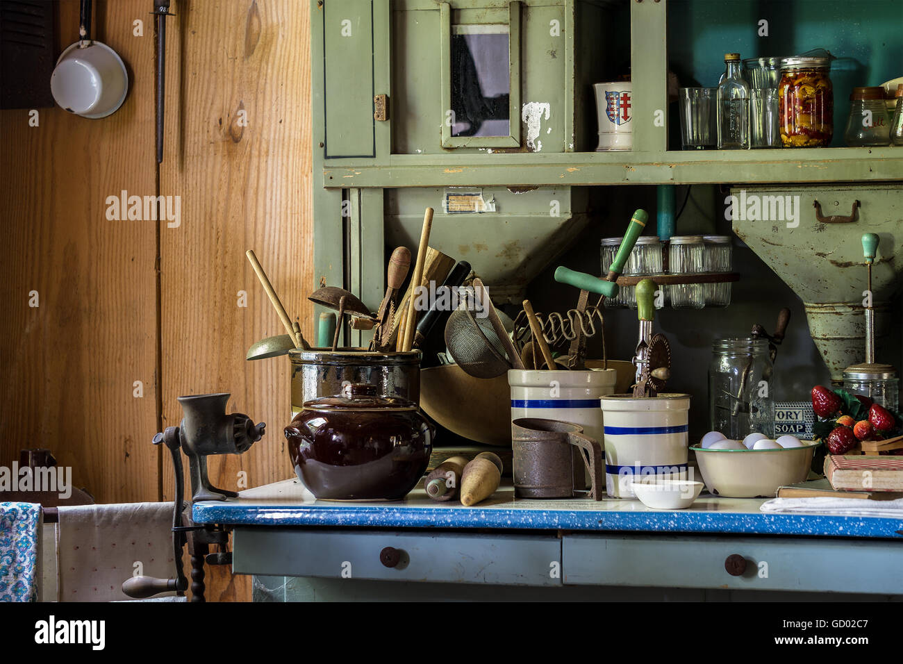 https://c8.alamy.com/comp/GD02C7/country-kitchen-circa-1900-GD02C7.jpg