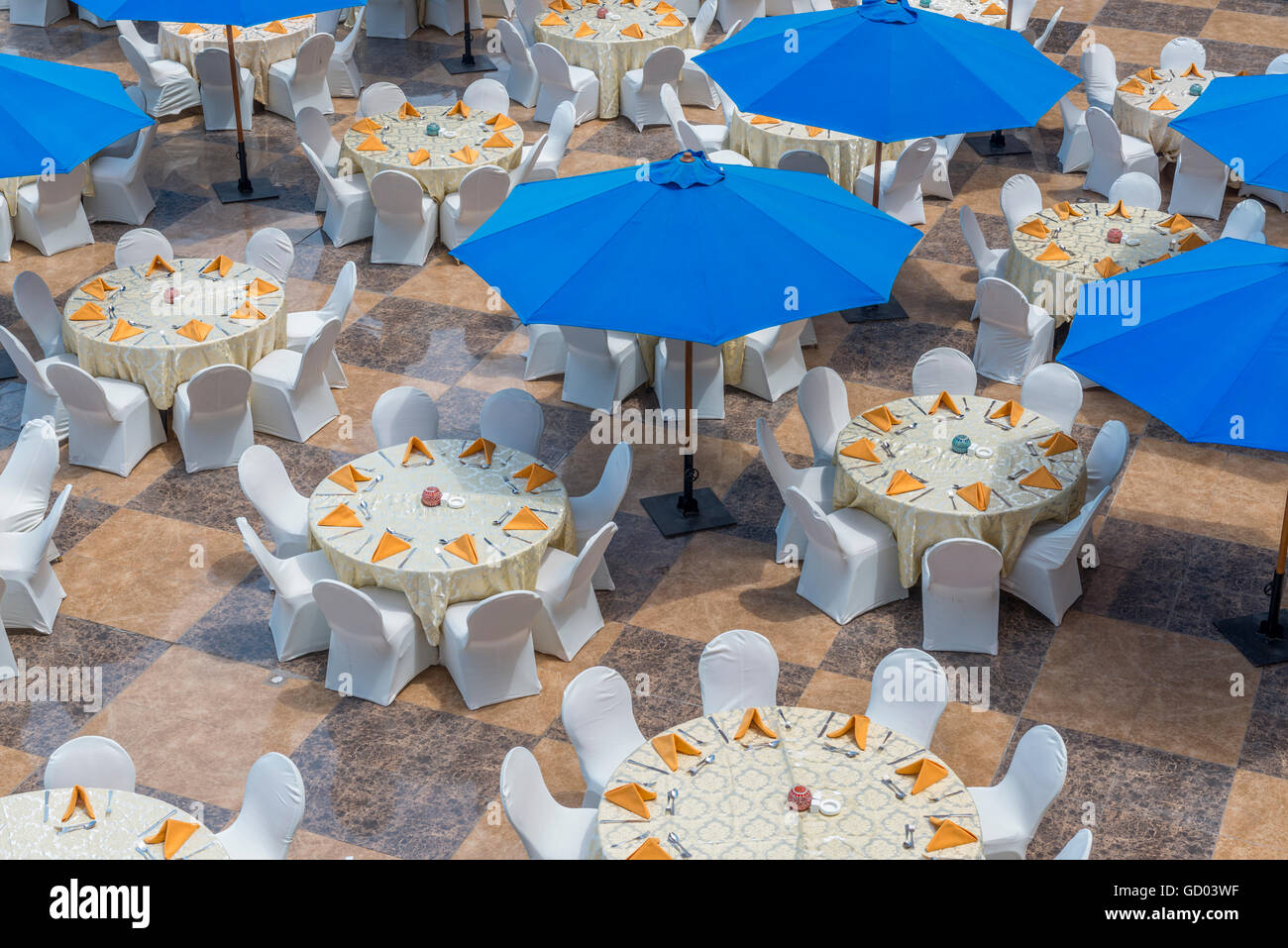 Restaurant tables umbrellas hires stock photography and images Alamy