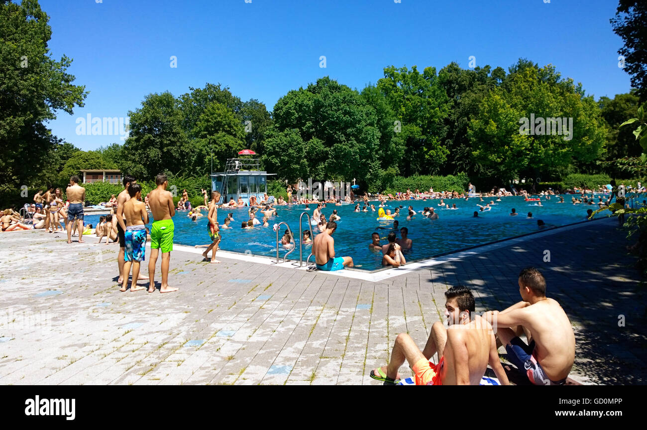 Munich, Germany. 10th July, 2016. People enjoy the wonderful summer weather with a swim at the Ungererbad, popular swimming baths area in Munich Schwabing Stock Photo