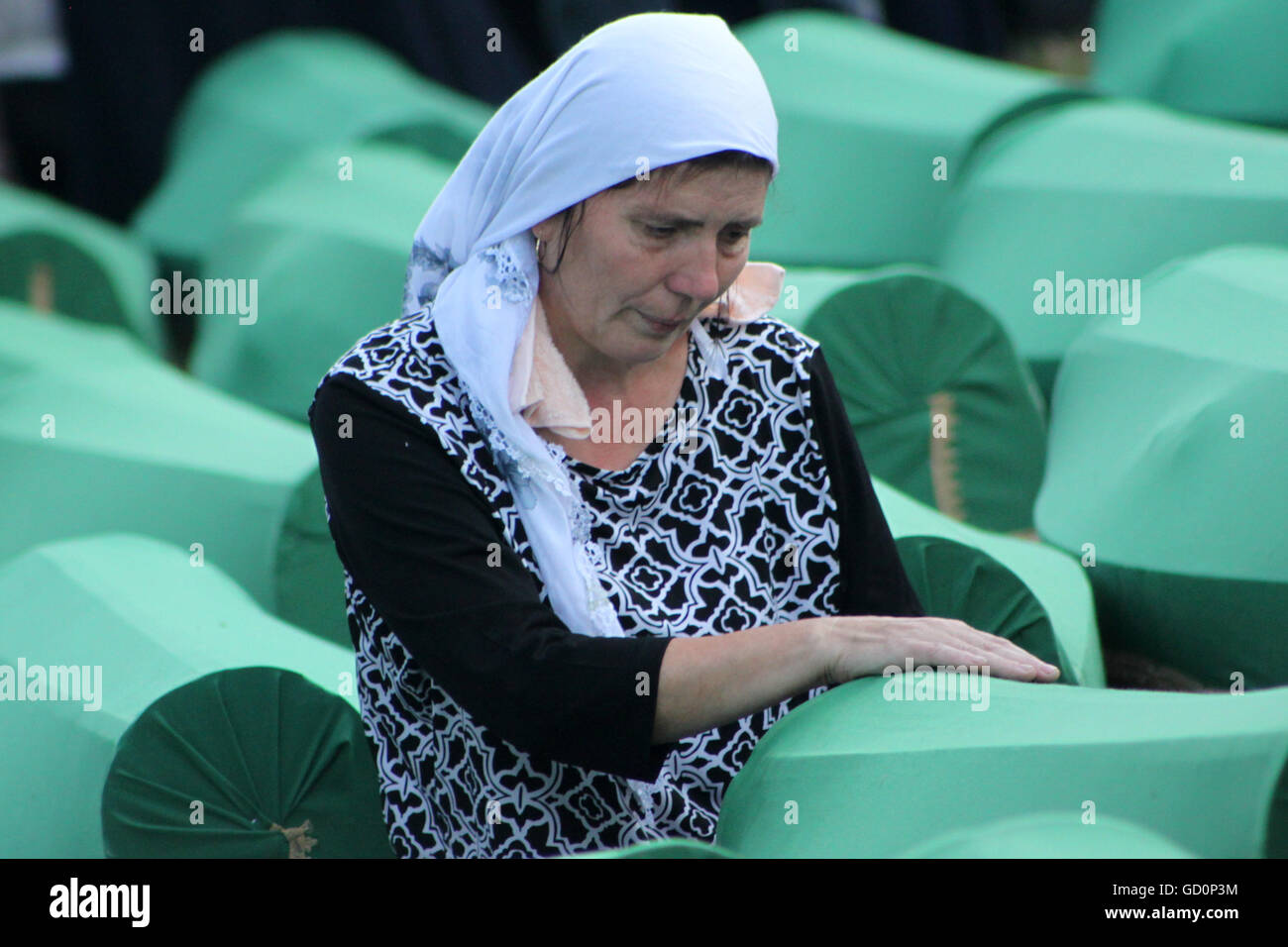 Potocari, Bosna i Hercegovina. 10th July, 2016. Women is seen crying next to the coffin of her relative. During the 1992-95 war, 8,000 Muslim men and boys were executed by Bosnian Serb forces over five July days. © Armin Durgut/ZUMA Wire/Alamy Live News Stock Photo