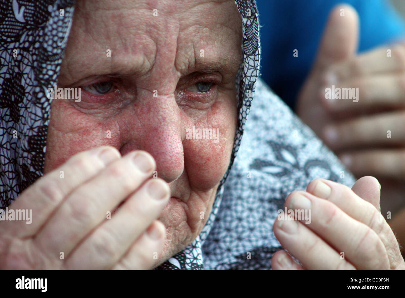 Potocari, Bosna i Hercegovina. 10th July, 2016. Women is seen praying next to the coffin of her relative. During the 1992-95 war, 8,000 Muslim men and boys were executed by Bosnian Serb forces over five July days. © Armin Durgut/ZUMA Wire/Alamy Live News Stock Photo