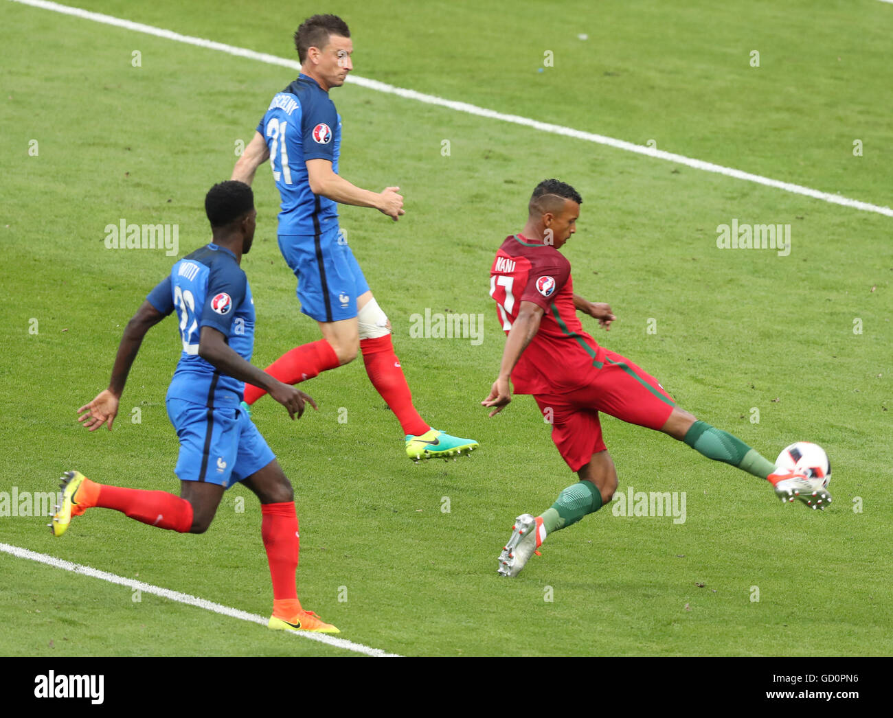 Paris, France. 10th July, 2016. Nani (R) of Portugal competes during the Euro 2016 final football match between Portugal and France in Paris, France, July 10, 2016. © Bai Xuefei/Xinhua/Alamy Live News Stock Photo