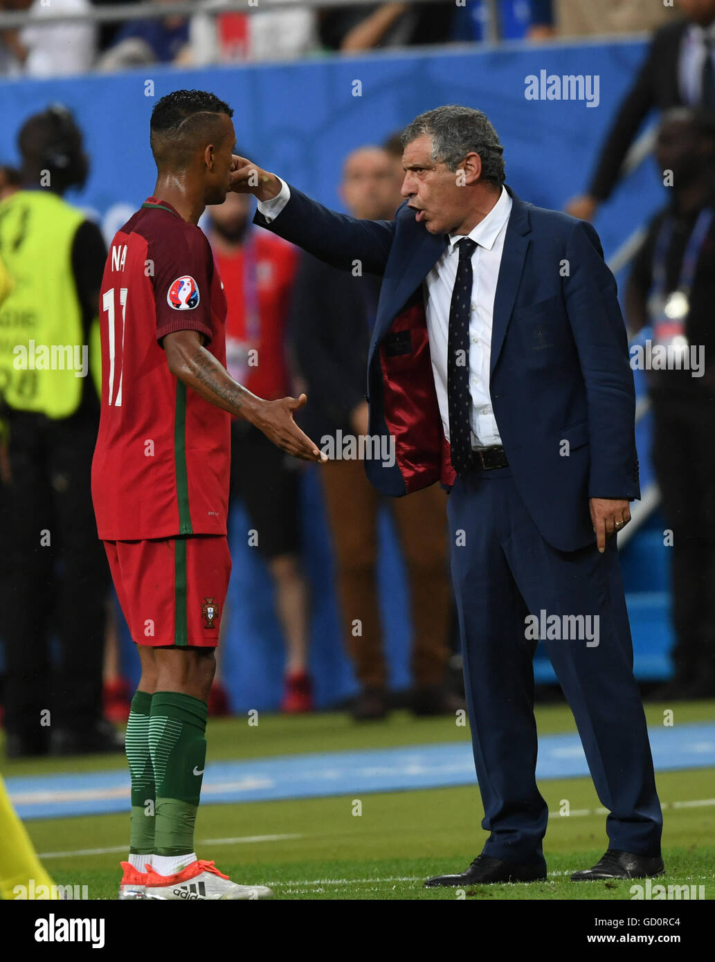 Paris, France. 10th July, 2016. Fernando Santos(R), coach of Portugal talks with Nani during the Euro 2016 final football match between Portugal and France in Paris, France, July 10, 2016. Credit:  Guo Yong/Xinhua/Alamy Live News Stock Photo