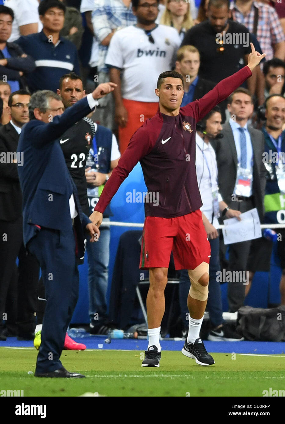 Saint-Denis, France. 10th July, 2016. Coach Fernando Santos (L) and injured Cristiano Ronaldo of Portugal gesture on the touch-line during the UEFA EURO 2016 soccer Final match between Portugal and France at the Stade de France, Saint-Denis, France, 10 July 2016. Photo: Federico Gambarini/dpa Credit:  dpa picture alliance/Alamy Live News Stock Photo