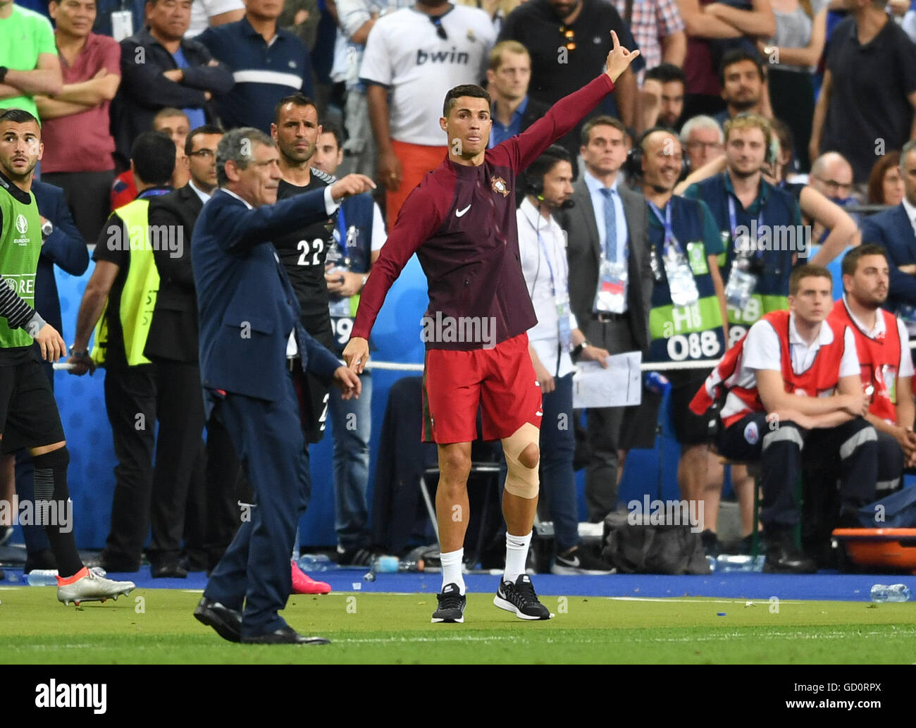 Saint-Denis, France. 10th July, 2016. Coach Fernando Santos (L) and injured Cristiano Ronaldo of Portugal gesture on the touch-line during the UEFA EURO 2016 soccer Final match between Portugal and France at the Stade de France, Saint-Denis, France, 10 July 2016. Photo: Federico Gambarini/dpa Credit:  dpa picture alliance/Alamy Live News Stock Photo