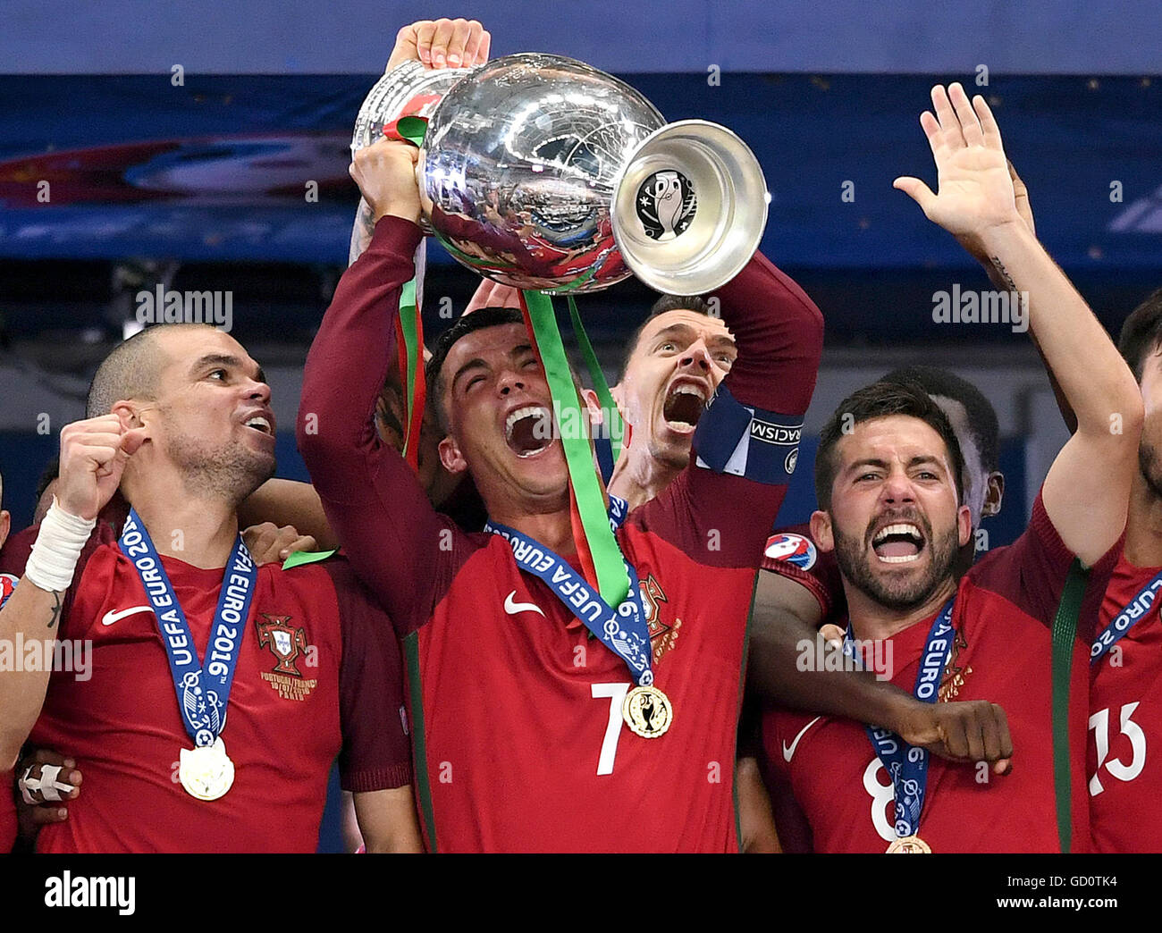 Кубок футбола 2016. Португалия 2016 чемпион. Кубок евро 2016. Чемпион Европы 2016. Кубок Европы 2016.