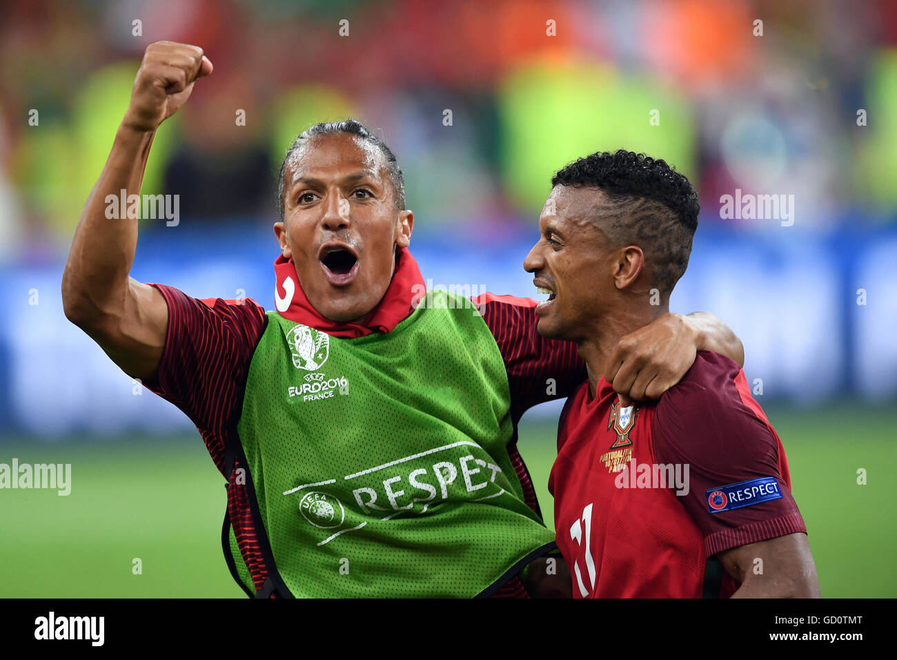 Saint-Denis, France. 10th July, 2016. Bruno Alves (L) and Nani of Portugal vie for the ball during the UEFA EURO 2016 soccer Final match between Portugal and France at the Stade de France, Saint-Denis, France, 10 July 2016. Photo: Federico Gambarini/dpa Credit:  dpa picture alliance/Alamy Live News Stock Photo