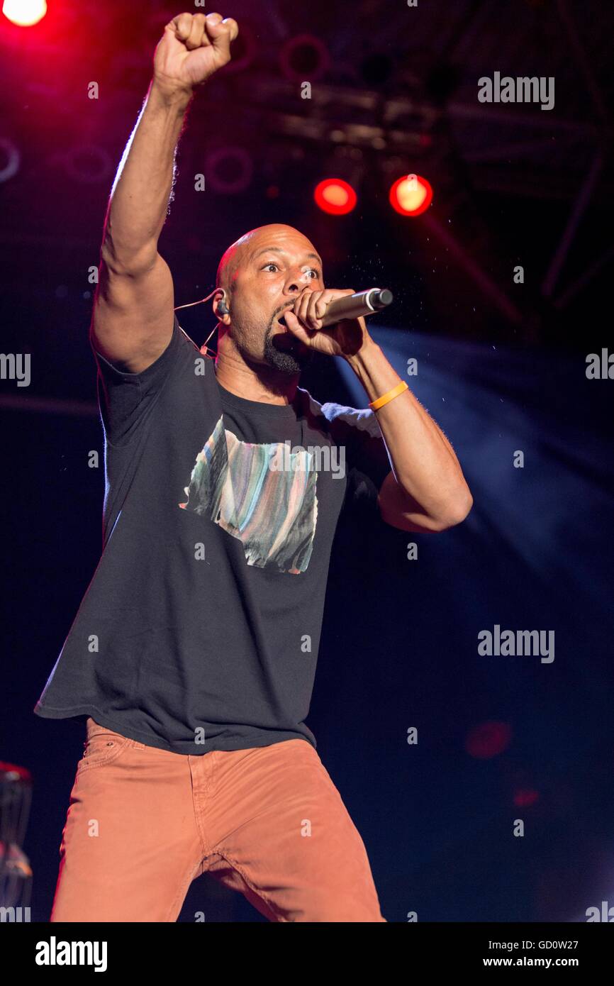 Milwaukee, Wisconsin, USA. 8th July, 2016. Rapper COMMON (aka LONNIE RASHID LYNN, JR.)performs live at Henry Maier Festival Park during Summerfest in Milwaukee, Wisconsin © Daniel DeSlover/ZUMA Wire/Alamy Live News Stock Photo