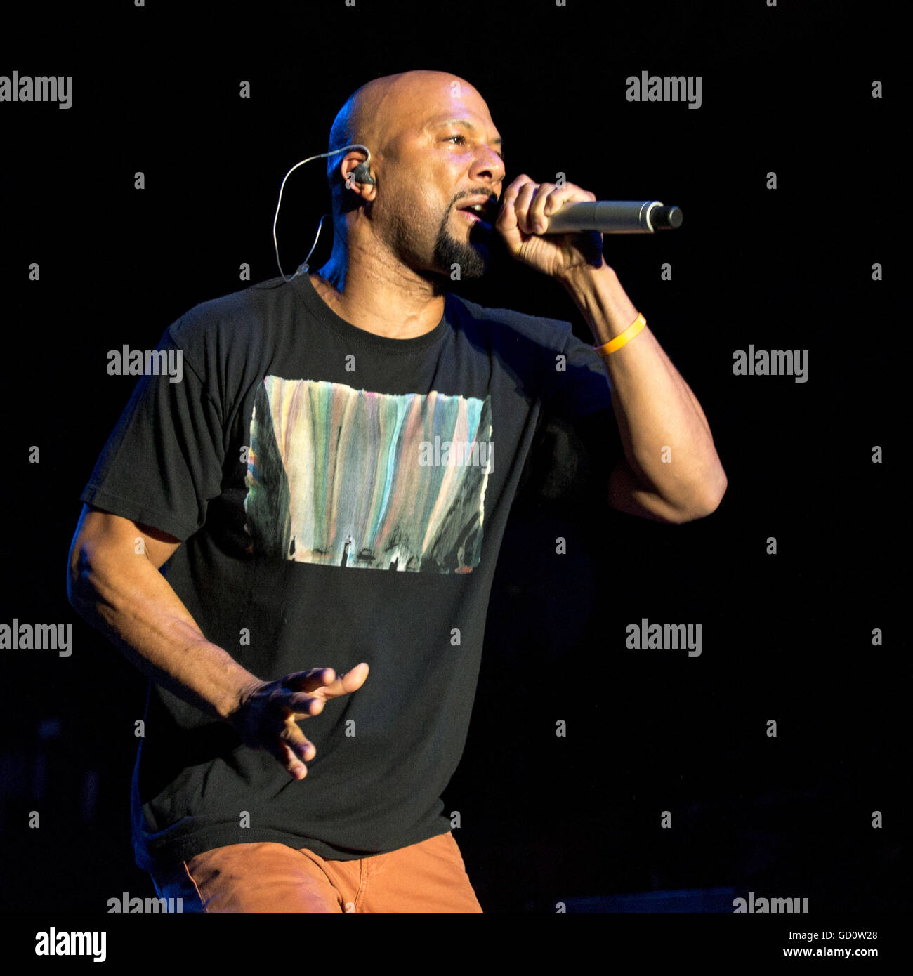 Milwaukee, Wisconsin, USA. 8th July, 2016. Rapper COMMON (aka LONNIE RASHID LYNN, JR.)performs live at Henry Maier Festival Park during Summerfest in Milwaukee, Wisconsin © Daniel DeSlover/ZUMA Wire/Alamy Live News Stock Photo