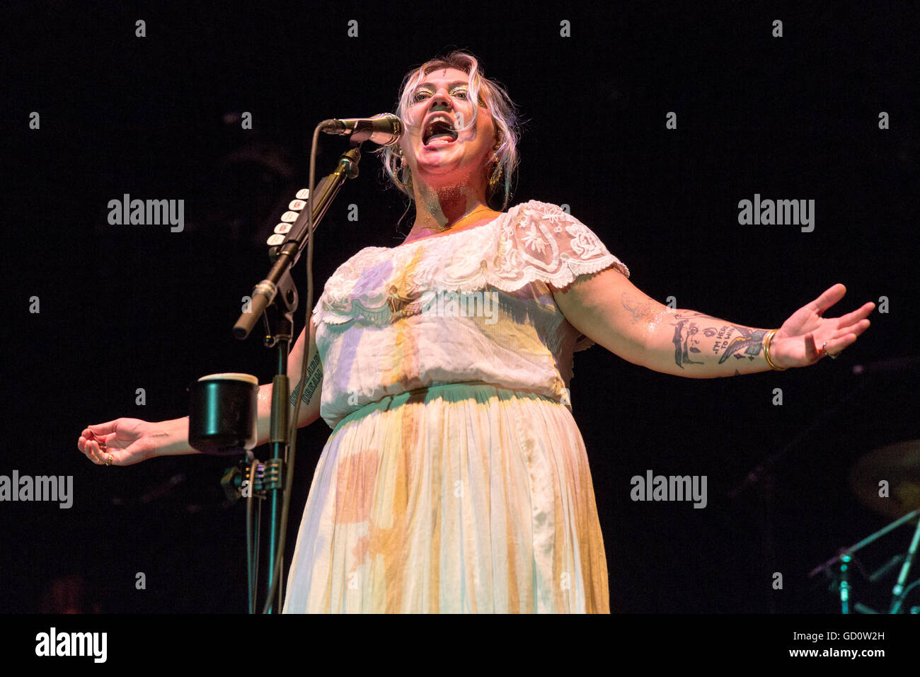 Milwaukee, Wisconsin, USA. 8th July, 2016. Musician ELLE KING (aka TANNER ELLE SCHNEIDER) performs live at Henry Maier Festival Park during Summerfest in Milwaukee, Wisconsin © Daniel DeSlover/ZUMA Wire/Alamy Live News Stock Photo