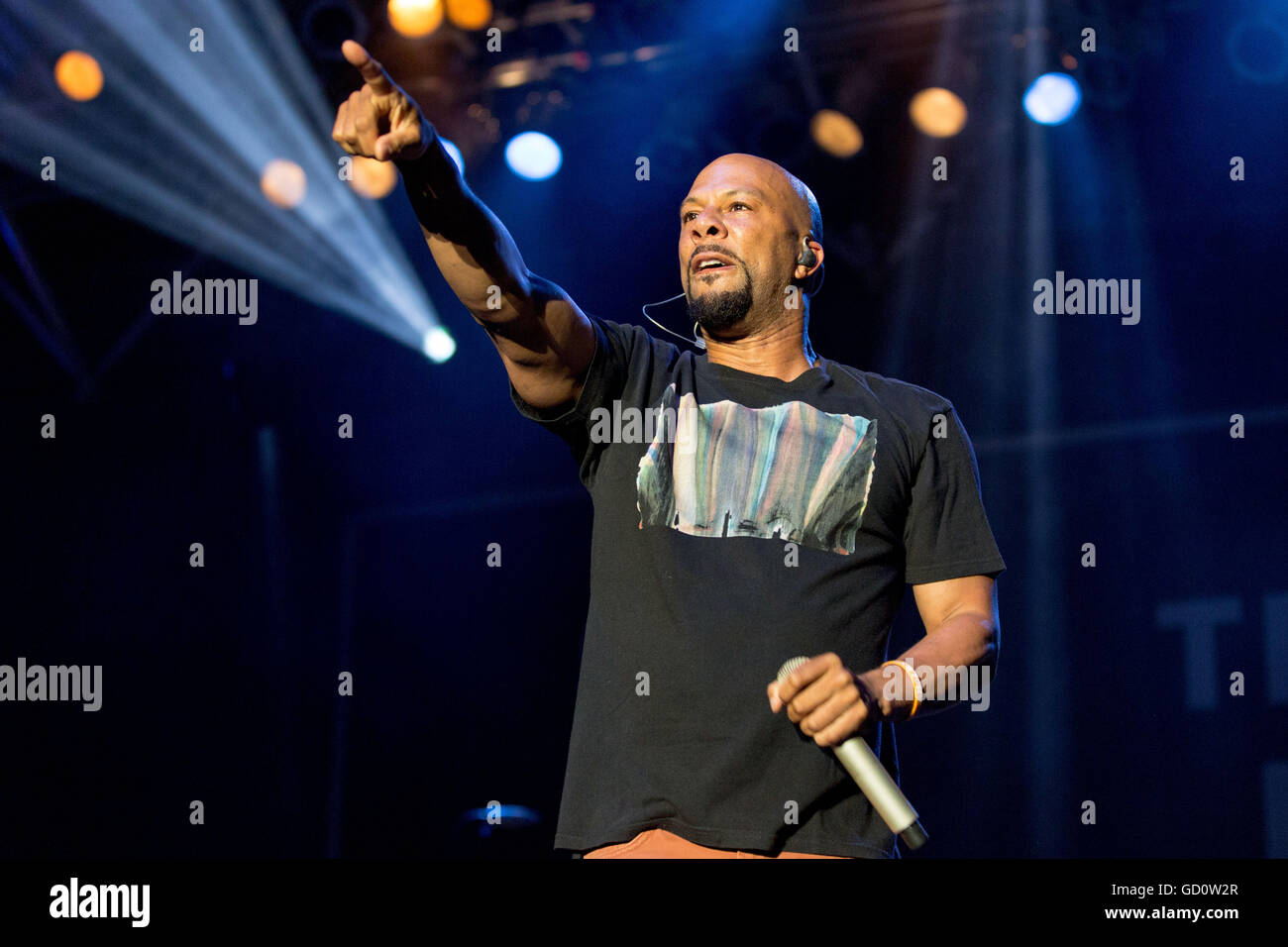 Milwaukee, Wisconsin, USA. 8th July, 2016. Rapper COMMON (aka LONNIE RASHID LYNN, JR.)performs live at Henry Maier Festival Park during Summerfest in Milwaukee, Wisconsin © Daniel DeSlover/ZUMA Wire/Alamy Live News Stock Photo