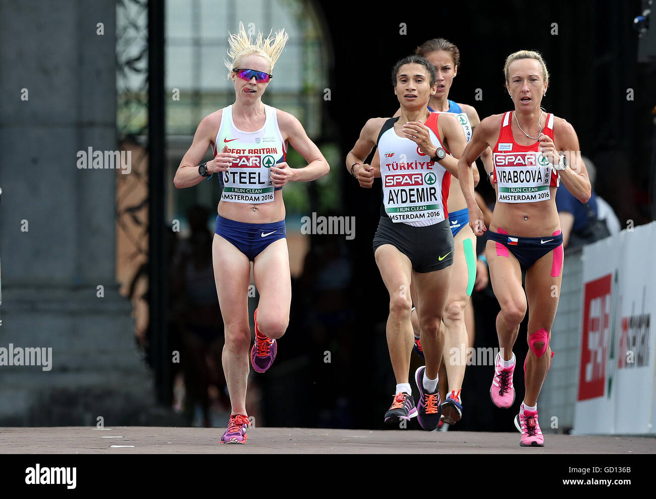 Womens half marathon hi-res stock photography and images - Alamy