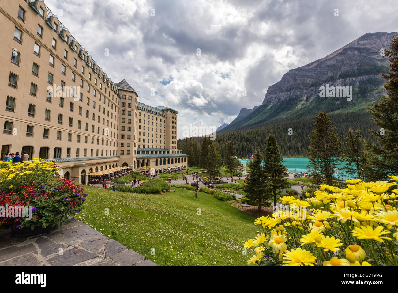 Fairmont Chateau Lake Louise Stock Photo - Alamy