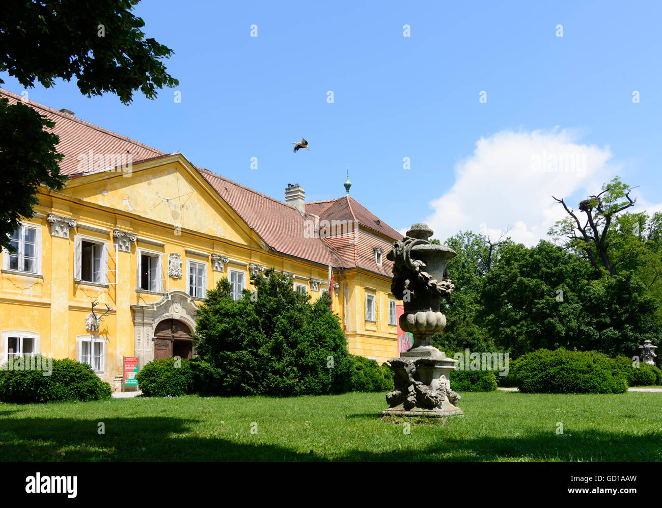 Marchegg: Marchegg Castle with nest of a white stork ( Ciconia ciconia ), Austria, Niederösterreich, Lower Austria, Donau Stock Photo
